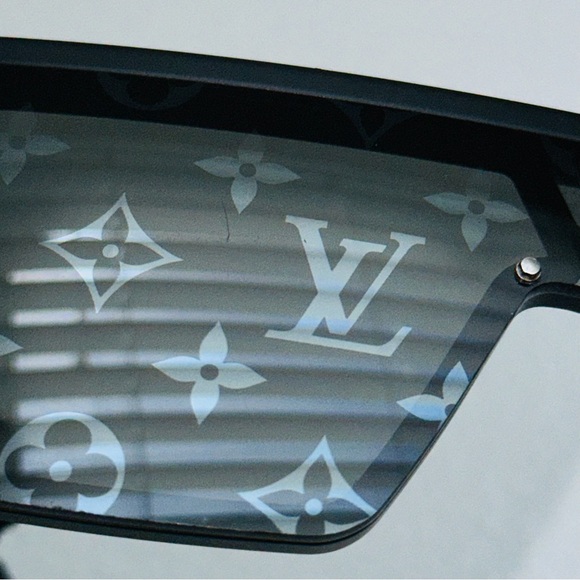 Louis Vuitton: Monogram LV Reflective Waimea L Sunglasses - Picture 11 of 16